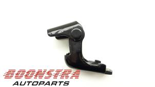 Used Rear door hinge, left Renault Clio IV (5R) 1.6 Turbo 16V RS 200 EDC Price € 24,95 Margin scheme offered by Boonstra Autoparts