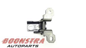 Used Rear door hinge, left Renault Clio IV (5R) 1.6 Turbo 16V RS 200 EDC Price € 24,95 Margin scheme offered by Boonstra Autoparts