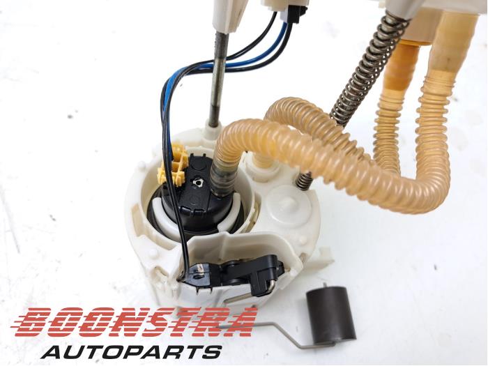 Electric fuel pump from a BMW 3 serie (F30) 320d 2.0 16V EfficientDynamicsEdition 2012