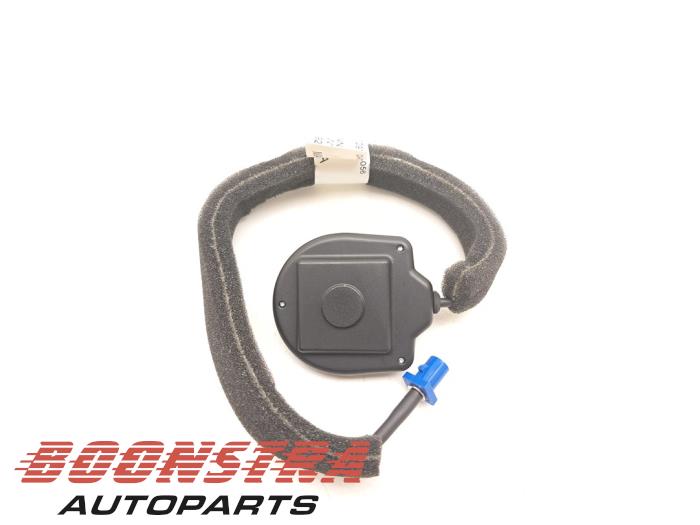 Używane Antena Tesla Model X 100D Cena € 29,95 Procedura marży oferowane przez Boonstra Autoparts