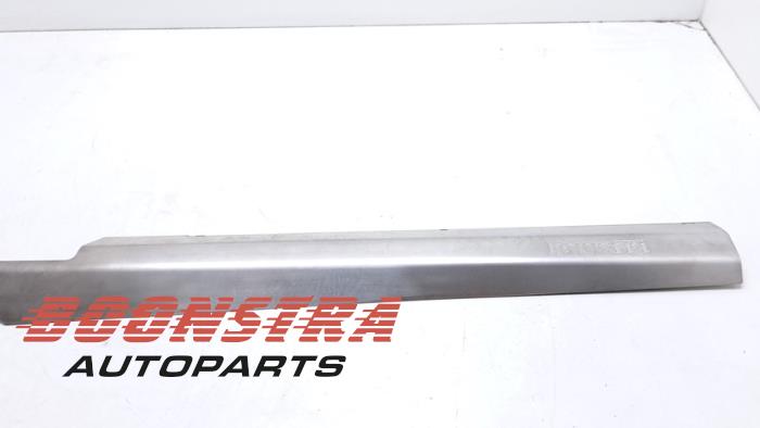 Begagnade Dekorstripe Ferrari 599 GTB/GTO 6.0 V12 48V GTB Pris € 98,95 Marginaltabell erbjuds av Boonstra Autoparts