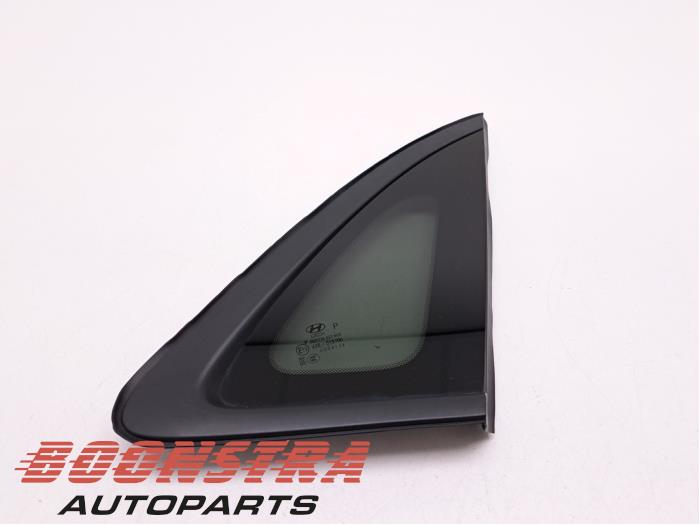 Usados Ventanilla triangular derecha detrás Hyundai Kona (OS) 64 kWh Precio € 48,95 Norma de margen ofrecido por Boonstra Autoparts