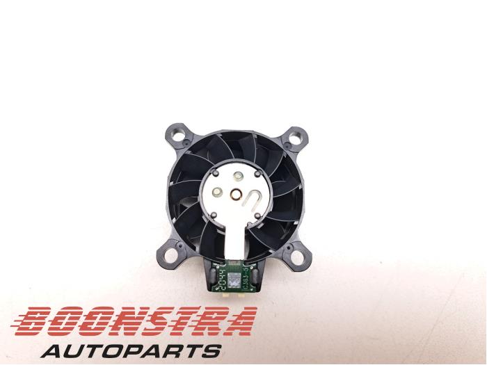 Koplamp ventilator links d'un BMW 4 serie (G22) 420i 2.0 TwinPower Turbo 16V 2021