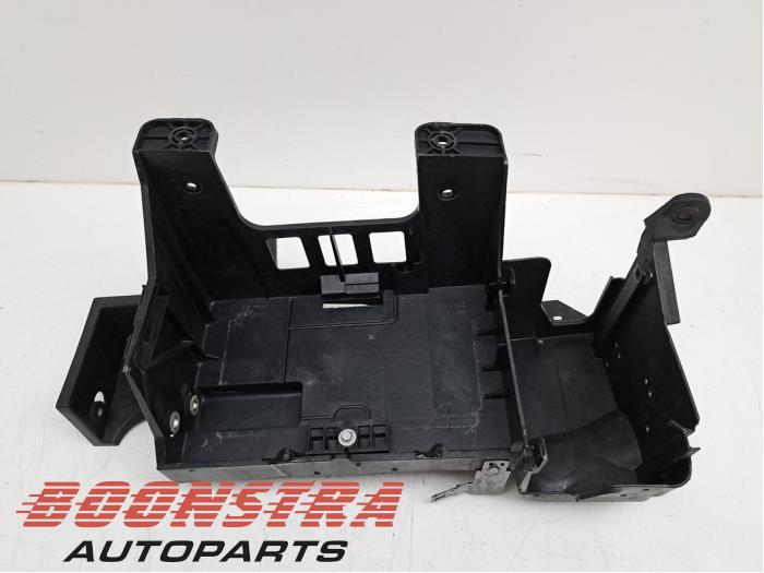 Begagnade Batterilåda Dodge Ram 1500 Crew Cab (DS/DJ/D2) 5.7 V8 Hemi 2500 4x4 Pris € 105,21 Inklusive moms erbjuds av Boonstra Autoparts
