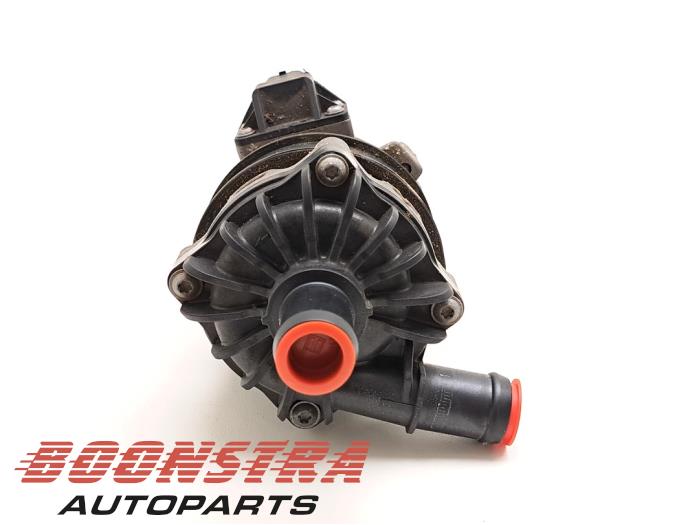 Additional water pump from a Porsche Taycan (Y1A) 4S 2020