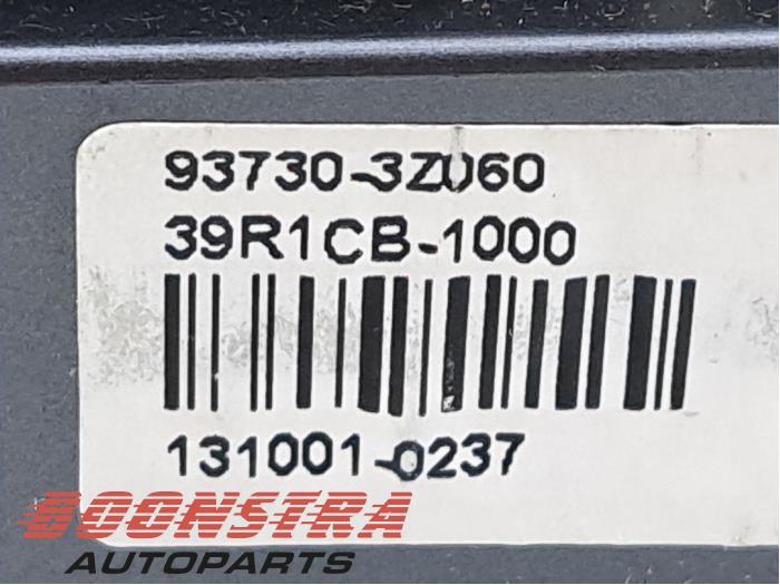 Seat heating switch from a Hyundai i40 CW (VFC) 1.7 CRDi 16V 2014
