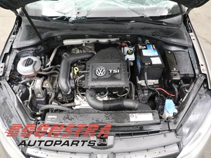 Engine from a Volkswagen Golf VII (AUA) 1.0 TSI 12V BlueMotion 2017