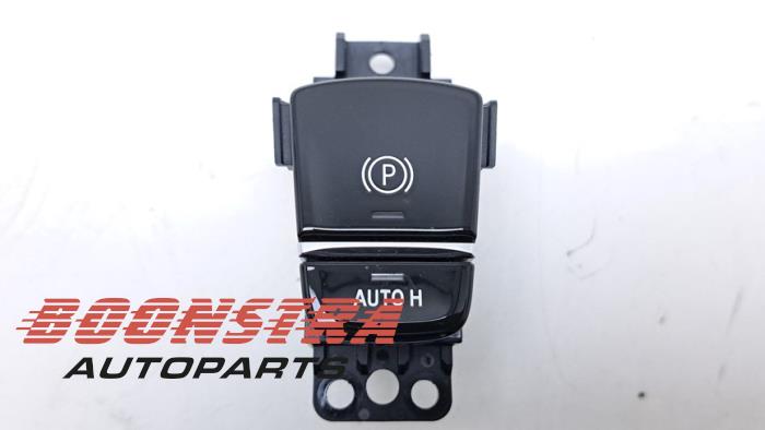 Parking brake switch from a BMW 5 serie Touring (G31) 530e xDrive 2.0 Turbo 16V 2021