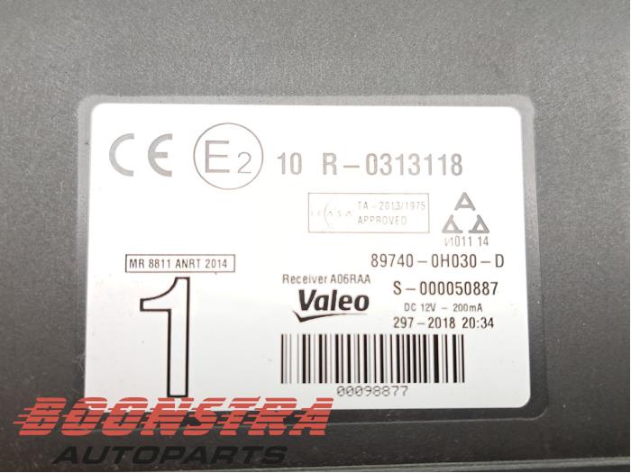 Central door locking module from a Peugeot 108 1.0 12V VVT-i 2019