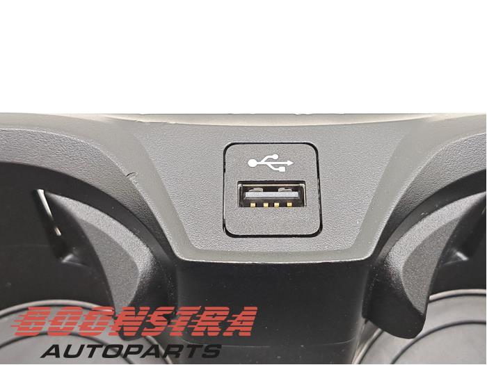 Cup holder from a BMW 3 serie Touring (G21) 318i 2.0 TwinPower Turbo 16V 2023