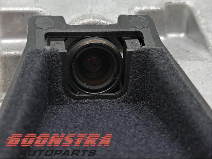 Front camera from a Mercedes-Benz ML III (166) 2.1 ML-250 CDI 16V BlueTEC 4-Matic 2013