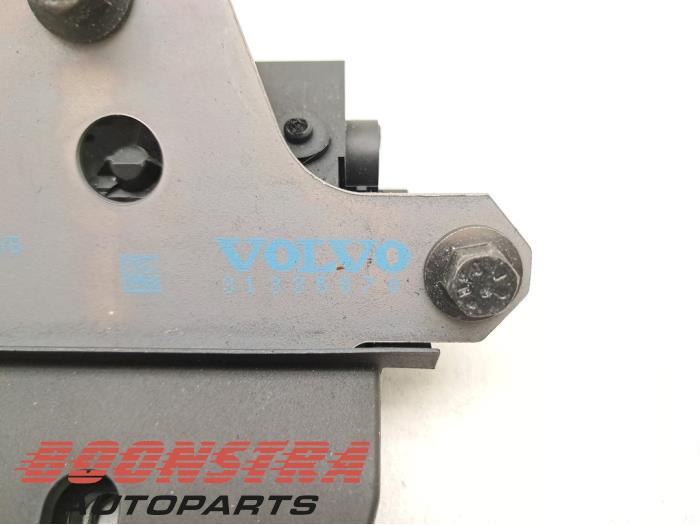 Tailgate lock mechanism from a Volvo V40 (MV) 1.6 D2 2012