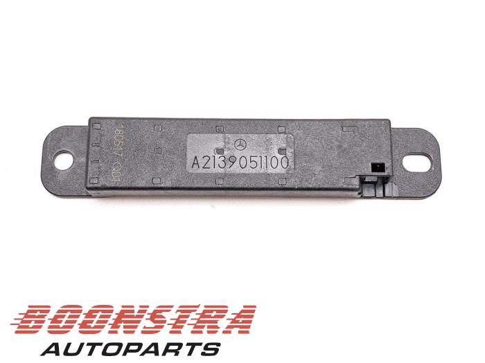 Używane Keyless Entry-Antena Mercedes CLS (C257) 450 EQ Boost 3.0 24V 4-Matic Cena € 24,95 Procedura marży oferowane przez Boonstra Autoparts