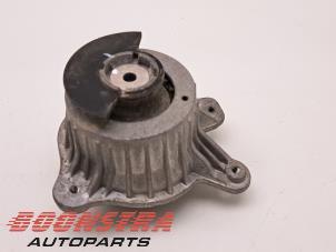 Used Engine mount Mercedes E (W213) E-350e 2.0 Turbo 16V Price € 65,95 Margin scheme offered by Boonstra Autoparts