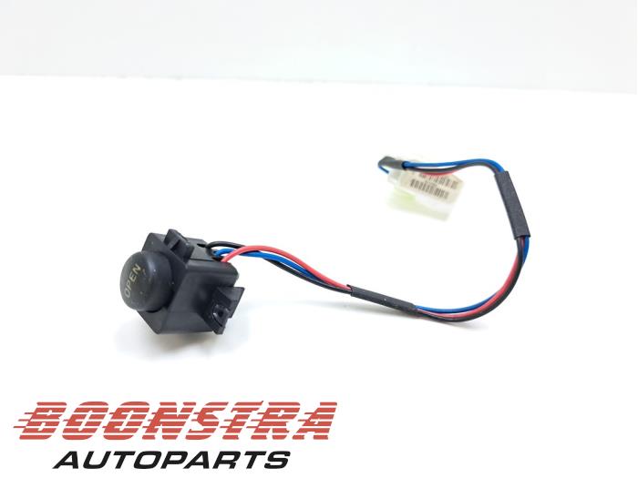 Używane Przelacznik schowka Ferrari 458 Spider 4.5 V8 32V DCT Cena € 29,95 Procedura marży oferowane przez Boonstra Autoparts