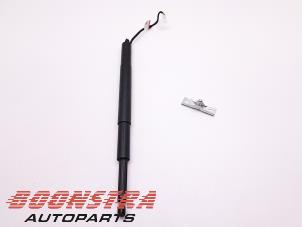 Used Rear gas strut, right BMW 5 serie Touring (G31) 530e xDrive 2.0 Turbo 16V Price € 49,95 Margin scheme offered by Boonstra Autoparts