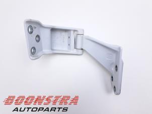 Used Rear door hinge, left Mercedes Vito (447.6) 1.6 111 CDI 16V Price € 36,24 Inclusive VAT offered by Boonstra Autoparts