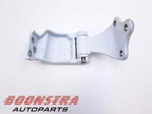Used Rear door hinge, left Mercedes Vito (447.6) 1.6 111 CDI 16V Price € 36,24 Inclusive VAT offered by Boonstra Autoparts