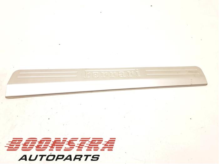 Begagnade Dekorstripe Ferrari 458 Spider 4.5 V8 32V DCT Pris € 185,95 Marginaltabell erbjuds av Boonstra Autoparts