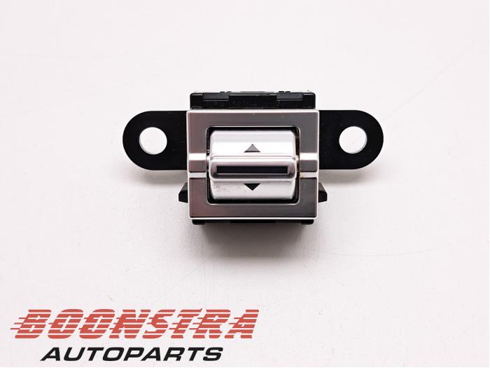 Usagé Commodo Mazda CX-3 (DJ/DK) 2.0 SkyActiv-G 120 Prix € 24,95 Règlement à la marge proposé par Boonstra Autoparts