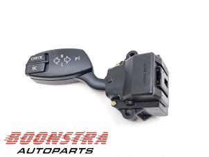 Używane Przelacznik kierunkowskazu BMW 5 serie Touring (E61) 525d 24V Cena € 24,95 Procedura marży oferowane przez Boonstra Autoparts
