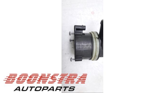 Water pump from a Volkswagen Touran (1T3) 2.0 TDI 16V 140 2014