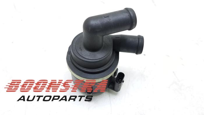 Water pump from a Volkswagen Touran (1T3) 2.0 TDI 16V 140 2014