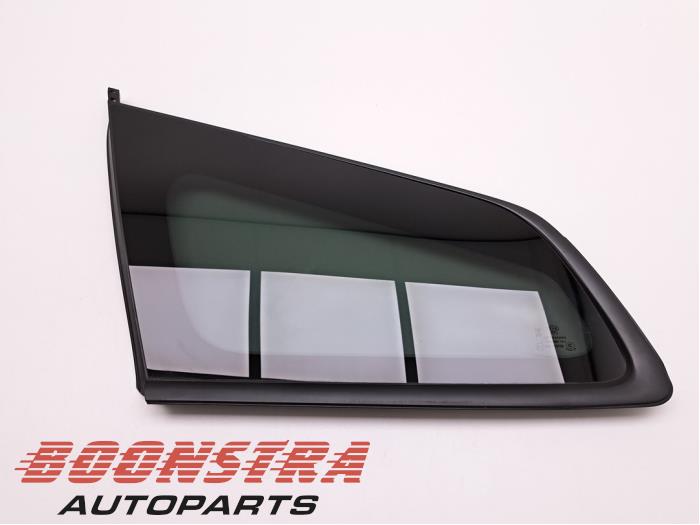Usados Ventanilla triangular izquierda detrás Kia Optima Sportswagon (JFF) 1.6 T-GDi 16V Precio € 34,95 Norma de margen ofrecido por Boonstra Autoparts