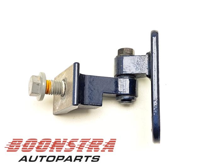 Lower door hinge