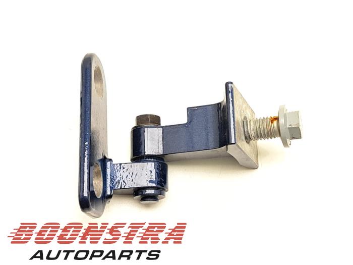 Upper door hinge