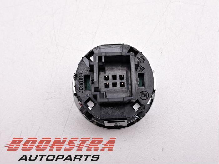 Start/stop switch from a Peugeot 208 II (UB/UH/UP) 1.2 Vti 12V PureTech 100 2022