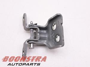 Used Front door hinge, right Dacia Duster (HS) 1.5 dCi 4x4 Price € 19,95 Margin scheme offered by Boonstra Autoparts