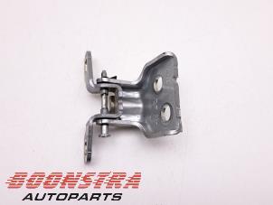 Used Rear door hinge, right Dacia Duster (HS) 1.5 dCi 4x4 Price € 24,95 Margin scheme offered by Boonstra Autoparts