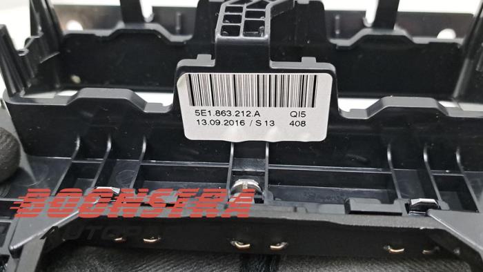 Gear stick cover from a Skoda Octavia Combi (5EAC) 1.0 TSI 12V 2016
