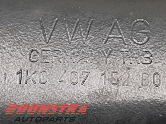 Bras de suspension avant droit d'un Volkswagen Caddy III (2KA,2KH,2CA,2CH) 1.6 TDI 16V 2015