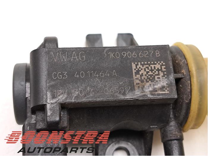 Vacuum valve from a Volkswagen Caddy III (2KA,2KH,2CA,2CH) 1.6 TDI 16V 2015
