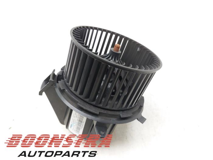 Heating and ventilation fan motor from a Citroën DS3 (SA) 1.6 e-HDi 2011