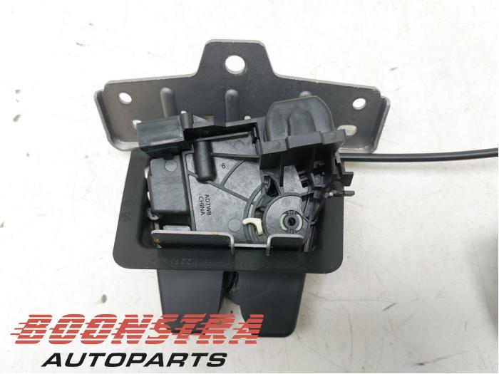 Tailgate lock mechanism from a Lynk & Co 01 1.5 PHEV 2021