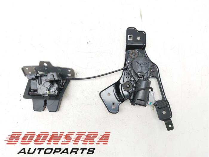 Tailgate lock mechanism from a Lynk & Co 01 1.5 PHEV 2021