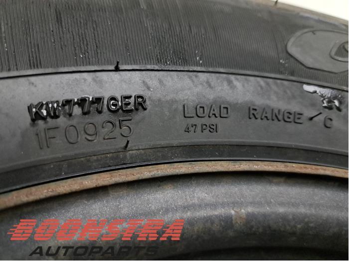 Llanta y neumático de un Toyota Hilux VI 2.4 D4D-F 16V 4x4 2022