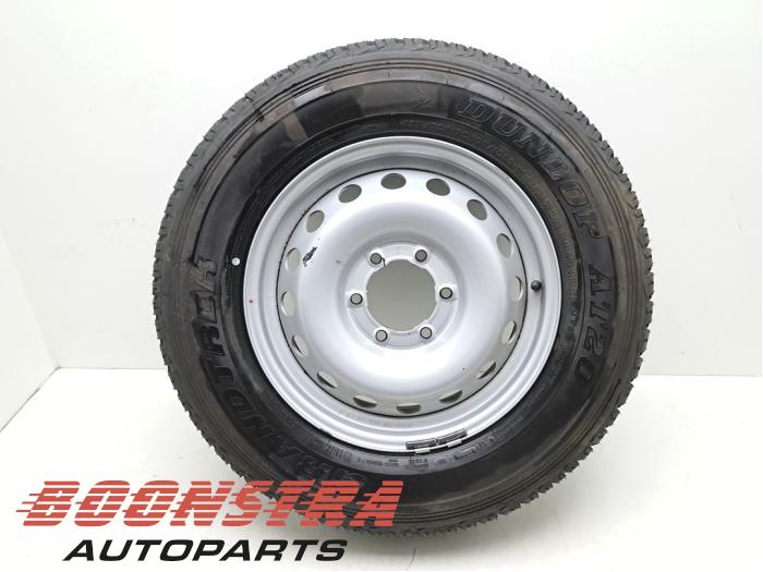 Llanta y neumático de un Toyota Hilux VI 2.4 D4D-F 16V 4x4 2022
