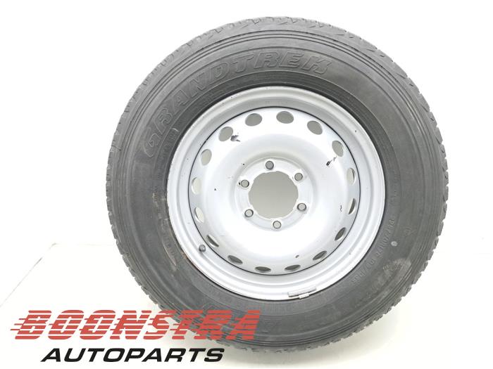 Wheel + tyre from a Toyota Hilux VI 2.4 D4D-F 16V 4x4 2022
