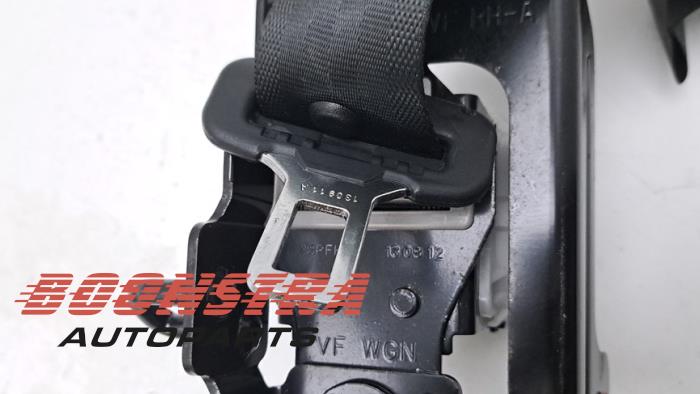 Rear seatbelt, right from a Hyundai i40 CW (VFC) 1.7 CRDi 16V 2014