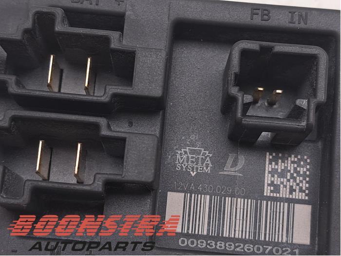 Heater resistor from a Peugeot 3008 II (M4/MC/MJ/MR) 1.6 16V Hybrid 2020
