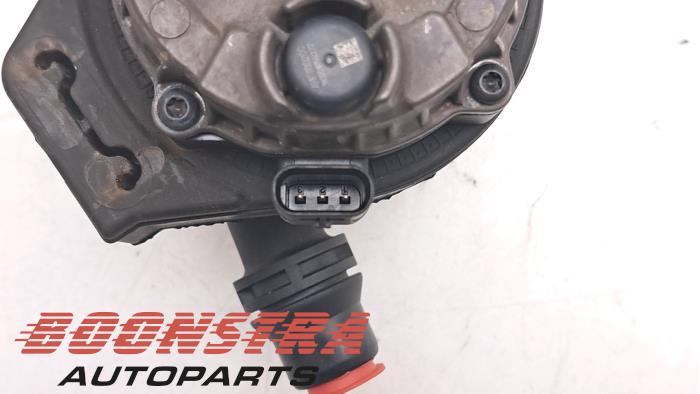 Additional water pump from a BMW X3 (G01) xDrive 20i 2.0 TwinPower Turbo 16V 2019
