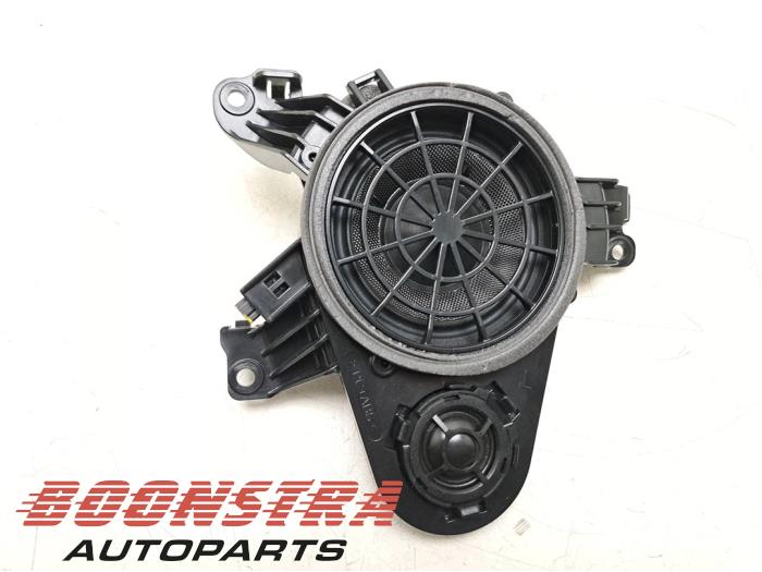 Używane Glosnik Lamborghini Urus 4.0 V8 Cena € 116,95 Procedura marży oferowane przez Boonstra Autoparts