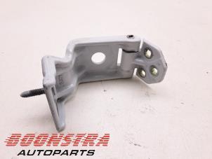 Used Tailgate hinge Renault Master IV (MA/MB/MC/MD/MH/MF/MG/MH) 2.3 dCi 135 16V FWD Price € 36,24 Inclusive VAT offered by Boonstra Autoparts