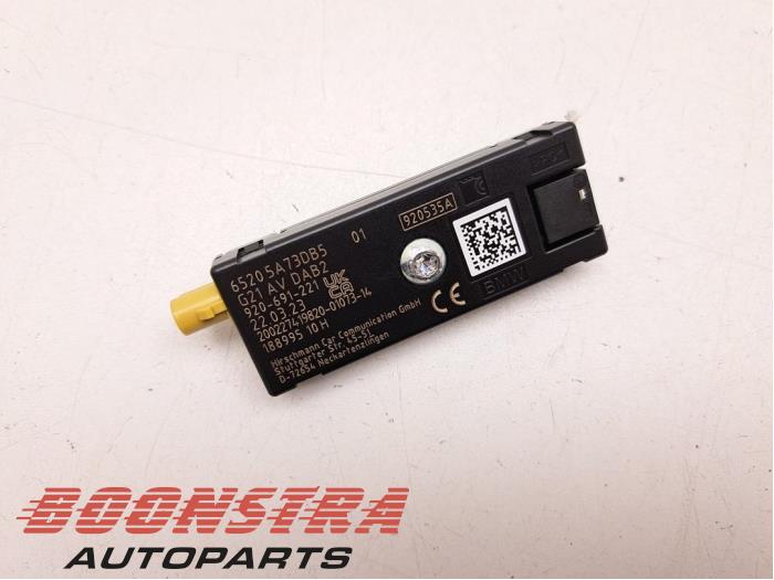 Antenna Amplifier from a BMW 3 serie Touring (G21) 318i 2.0 TwinPower Turbo 16V 2023