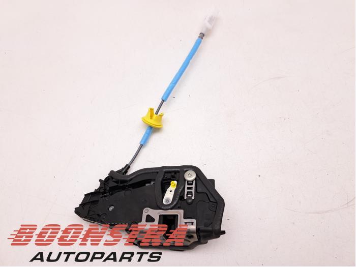 Front door lock mechanism 4-door, right from a BMW 3 serie Touring (G21) 318i 2.0 TwinPower Turbo 16V 2023