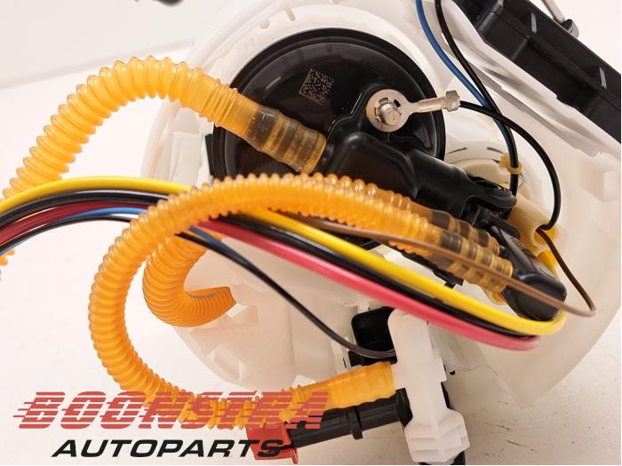 Electric fuel pump from a BMW 3 serie Touring (G21) 318i 2.0 TwinPower Turbo 16V 2023